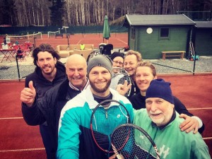 Nästan hela startfältet samlade framför mästerfotograf Gardts selfiepinne