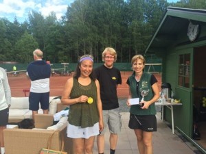 Ling Nyfelt & Astrid Olbers med tävlingsledare Victor Nyström