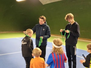 Simon Öster & Alexander Cano delar ut medaljer till spelarna i Mini-klassen